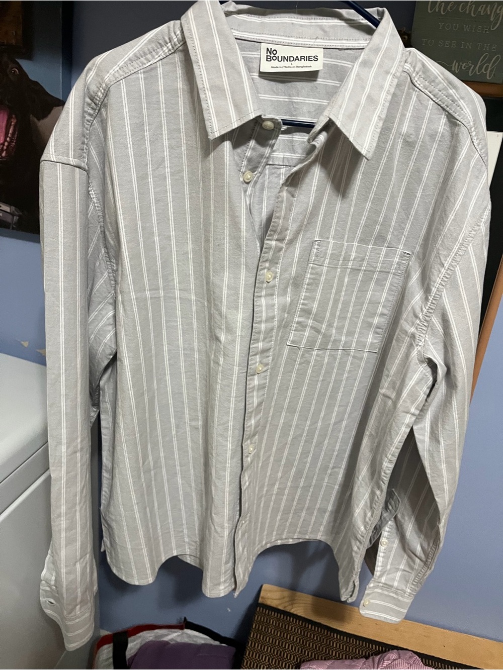 No Boundaries Men's Light Gray and White Striped Button-Down Shirt